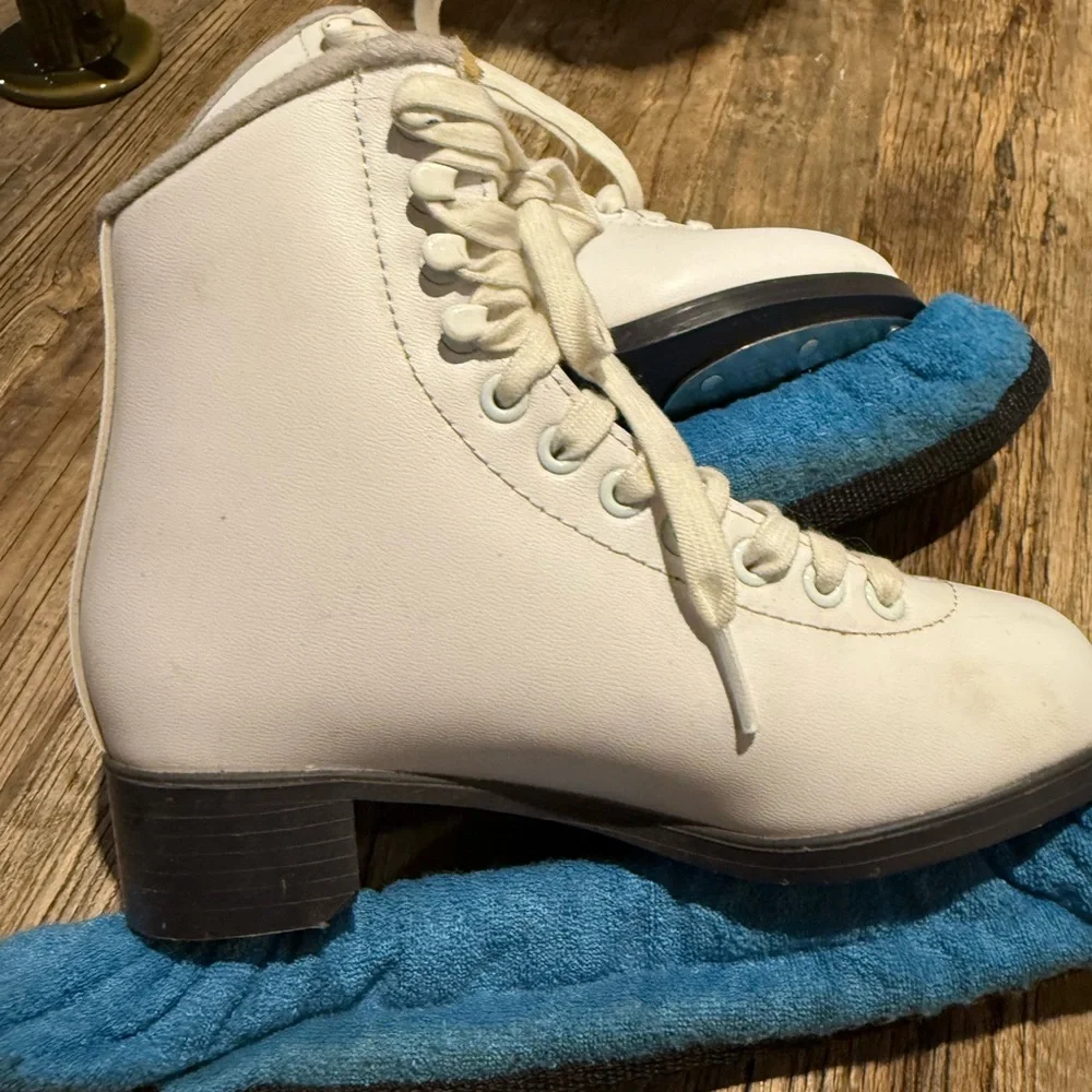 Jackson figure skates youth size 3. White- used an excellent condition. - Picture 3 of 8